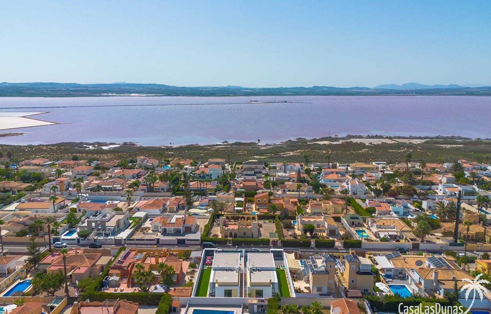  Tauchen Sie ein in eine Welt voller Komfort und Eleganz mit diesen neuen Villen in Los Balcones, Torrevieja. In einer ruhigen und exklusiven Gegend g