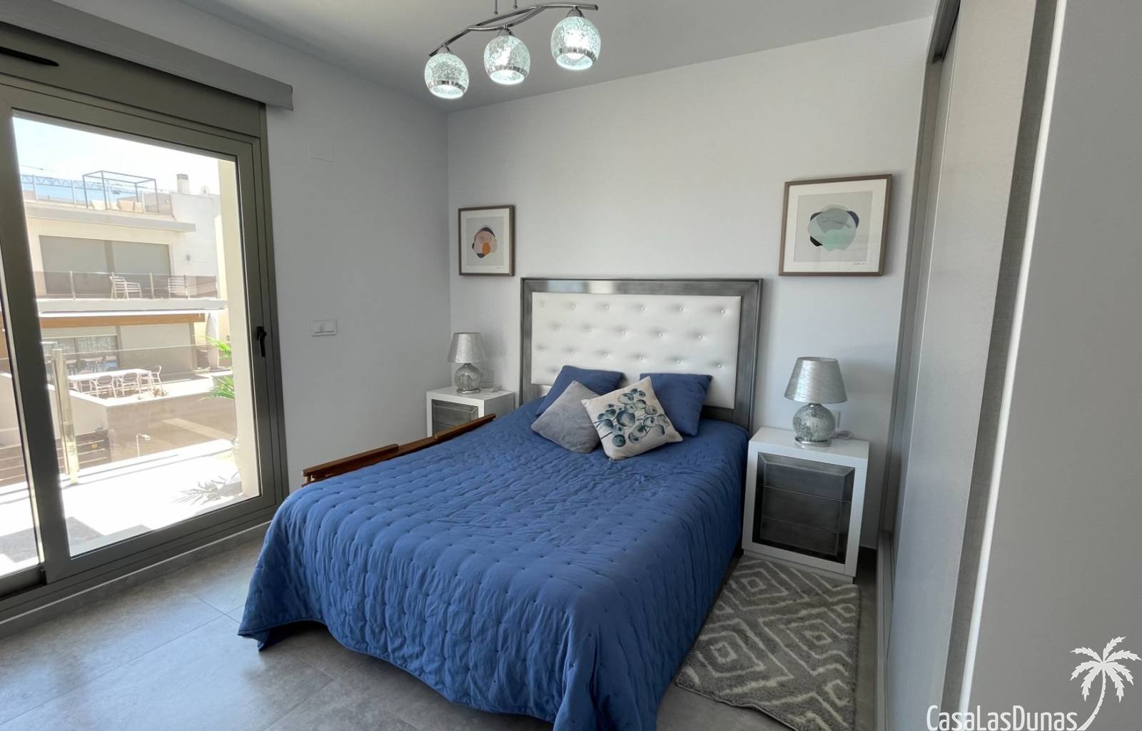 Diese elegante Villa mit 3 Schlafzimmern und 3 Bädern bietet Komfort, Privatsphäre und eine hochwertige Ausstattung. Ein Schlafzimmer und ein Badezim