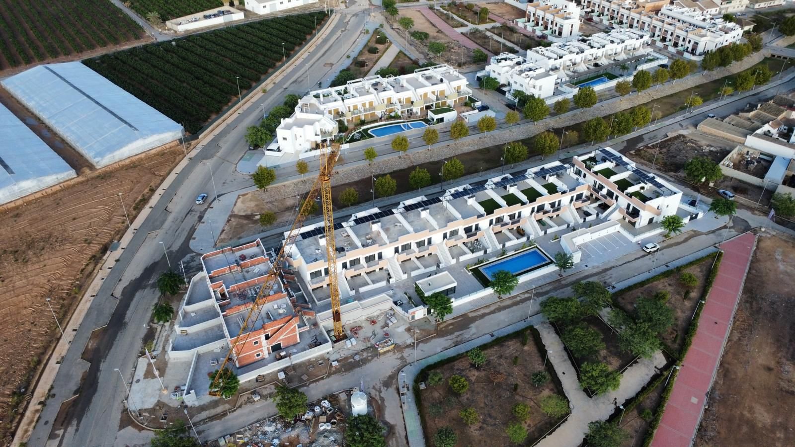  Im charmanten Ort Pilar de la Horadada gelegen, bietet diese Wohnanlage eine Auswahl von 28 Bungalows, die darauf ausgelegt sind, die Bedürfnisse der