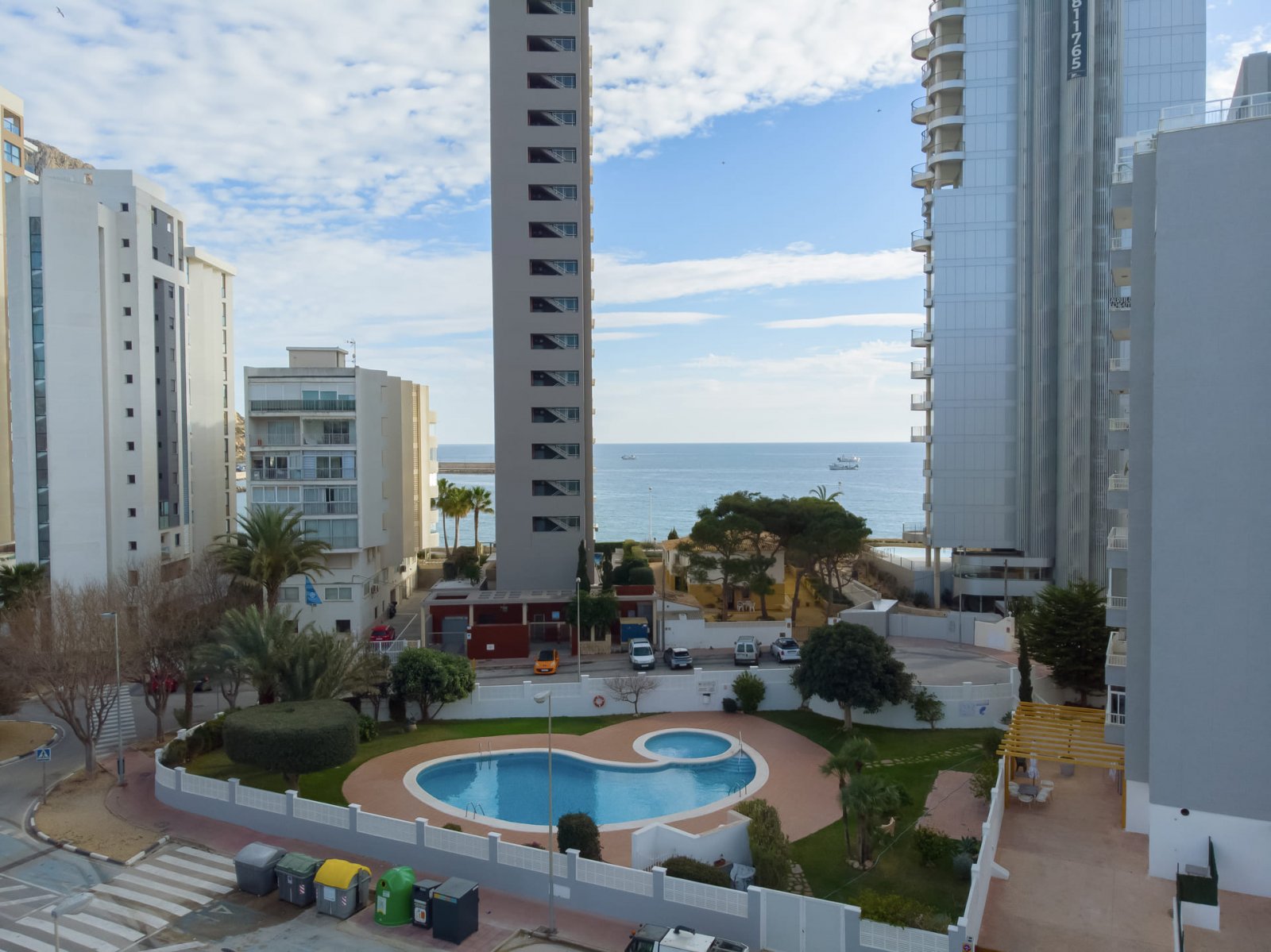  In der charmanten Stadt Calpe gelegen, bietet dieser exklusive Wohnkomplex 13 Apartments, die für das Leben am Meer konzipiert sind. Mit garantiertem