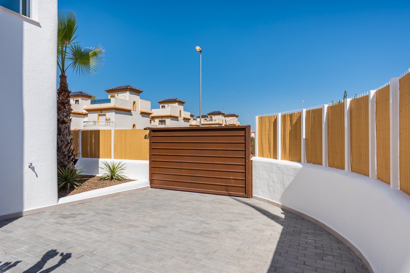  In der charmanten Stadt Los Alcázares gelegen, bietet dieser Komplex von 6 unabhängigen Immobilien einen exklusiven Lebensstil in einer privilegierte