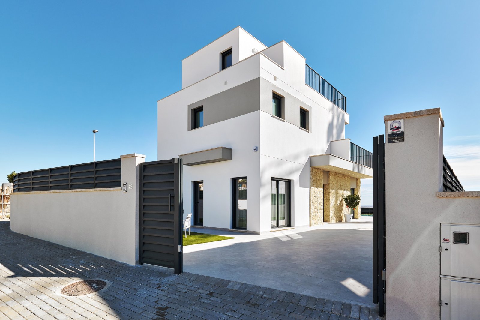  In der charmanten Umgebung von San Miguel de Salinas gelegen, bietet dieser exklusive Wohnkomplex 24 Immobilien, die für diejenigen entworfen wurden,