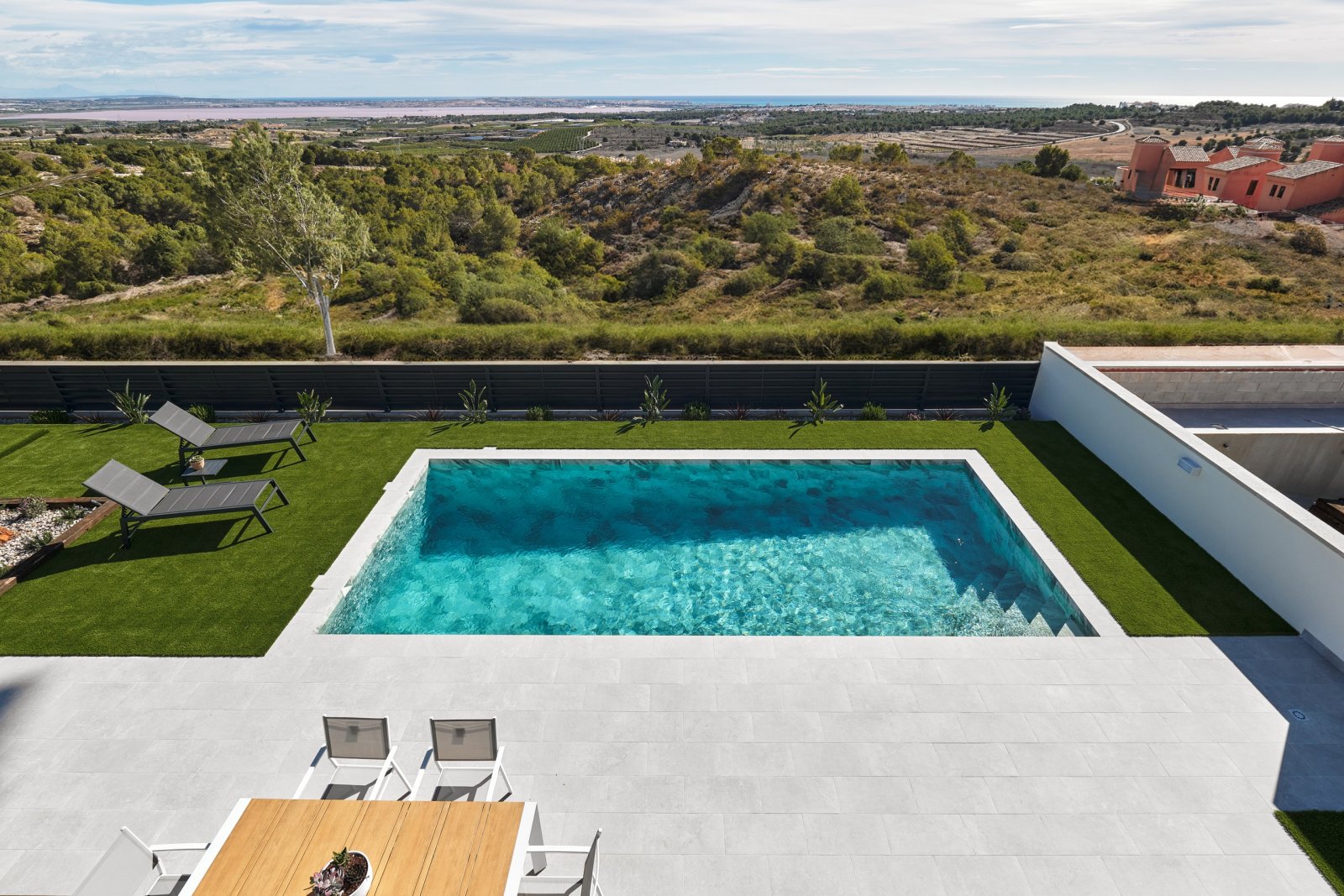  In der charmanten Umgebung von San Miguel de Salinas gelegen, bietet dieser exklusive Wohnkomplex 24 Immobilien, die für diejenigen entworfen wurden,