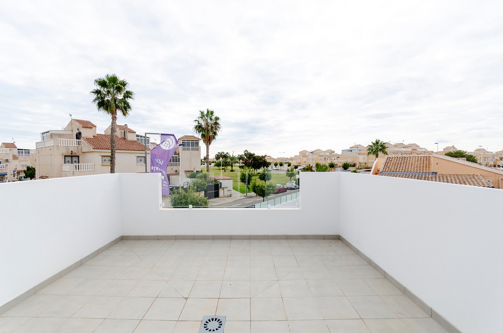  In der charmanten Stadt Torrevieja gelegen, bietet diese Wohnanlage eine exklusive Auswahl von 7 Reihenhäusern. Diese Häuser sind für diejenigen konz