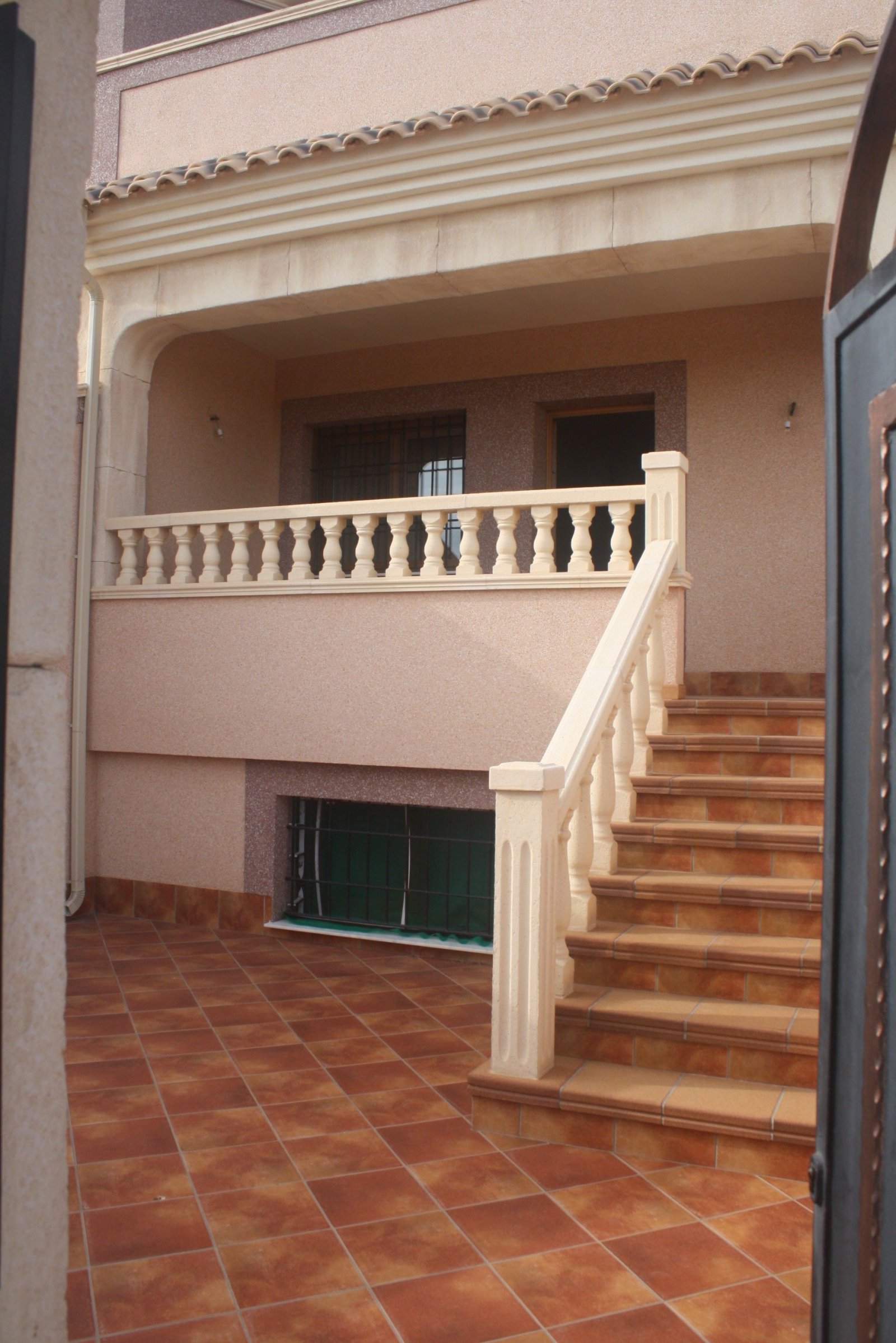  In der charmanten Stadt Torrevieja gelegen, bietet dieses Reihenhaus eine einzigartige Gelegenheit, das Leben an der Costa Blanca zu genießen. Mit nu