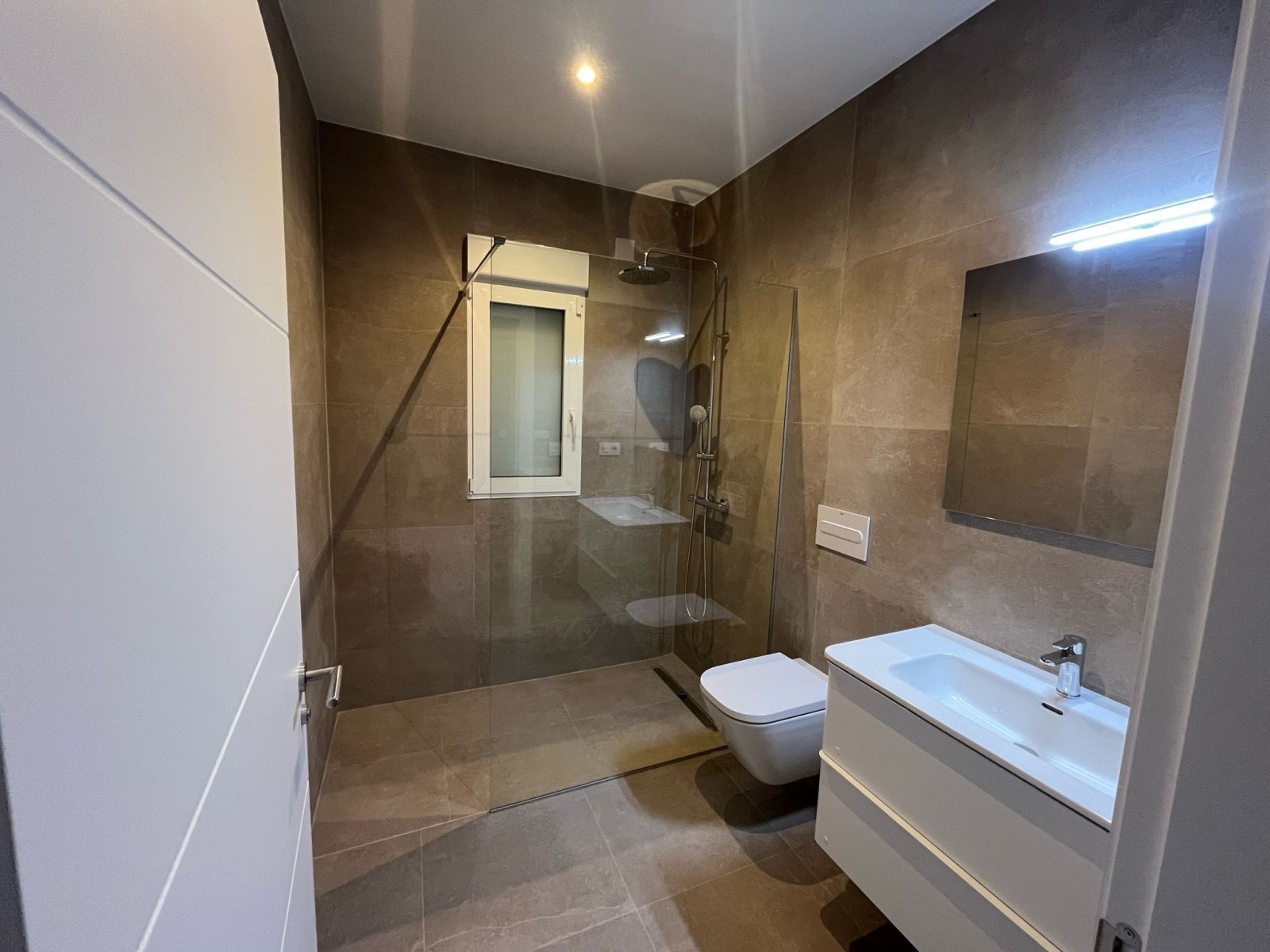  In der charmanten Ortschaft La Romana gelegen, bietet dieses freistehende Chalet eine ruhige und komfortable Umgebung für diejenigen, die ein Zuhause