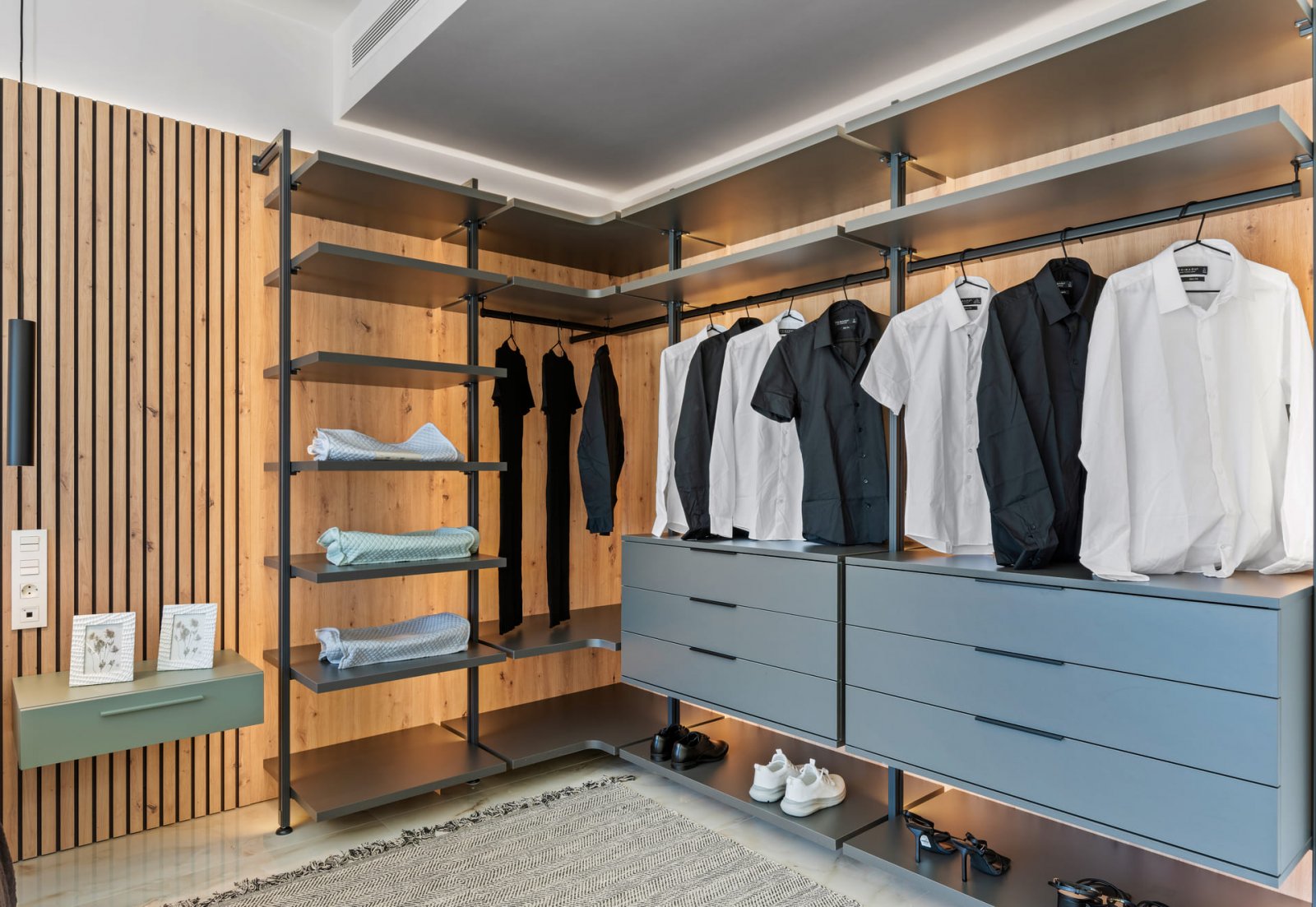  In der prestigeträchtigen Umgebung von La Finca Golf gelegen, bietet dieses exklusive Ensemble von 11 unabhängigen Häusern einen einzigartigen Lebens