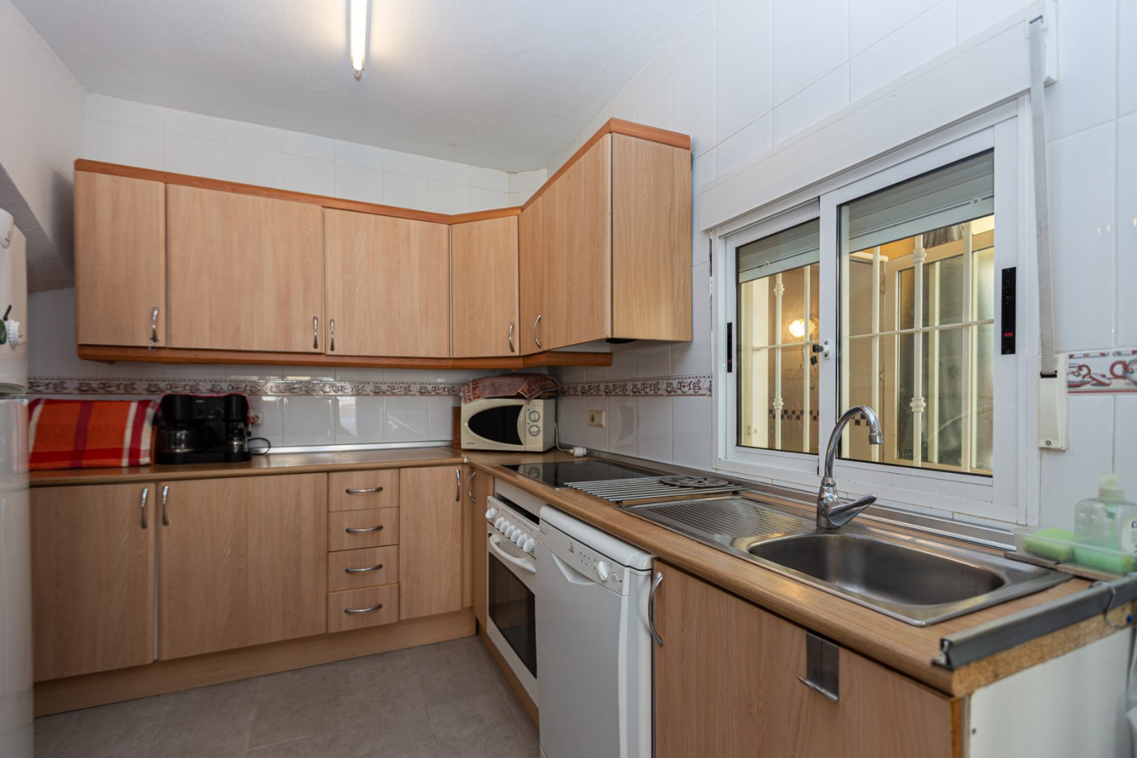  Hallo! Erlauben Sie mir, Ihnen dieses charmante Haus im Zentrum von La Zenia vorzustellen, das sowohl für Familien als auch für Vermietungen ideal is