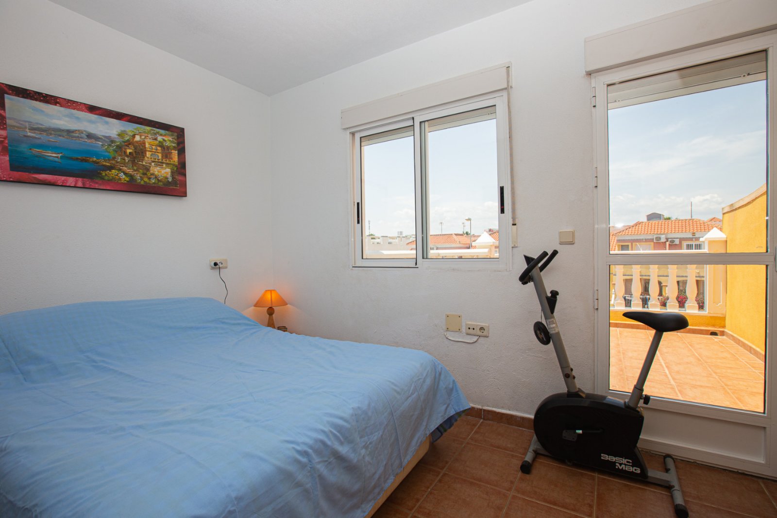  Hallo! Erlauben Sie mir, Ihnen dieses charmante Haus im Zentrum von La Zenia vorzustellen, das sowohl für Familien als auch für Vermietungen ideal is