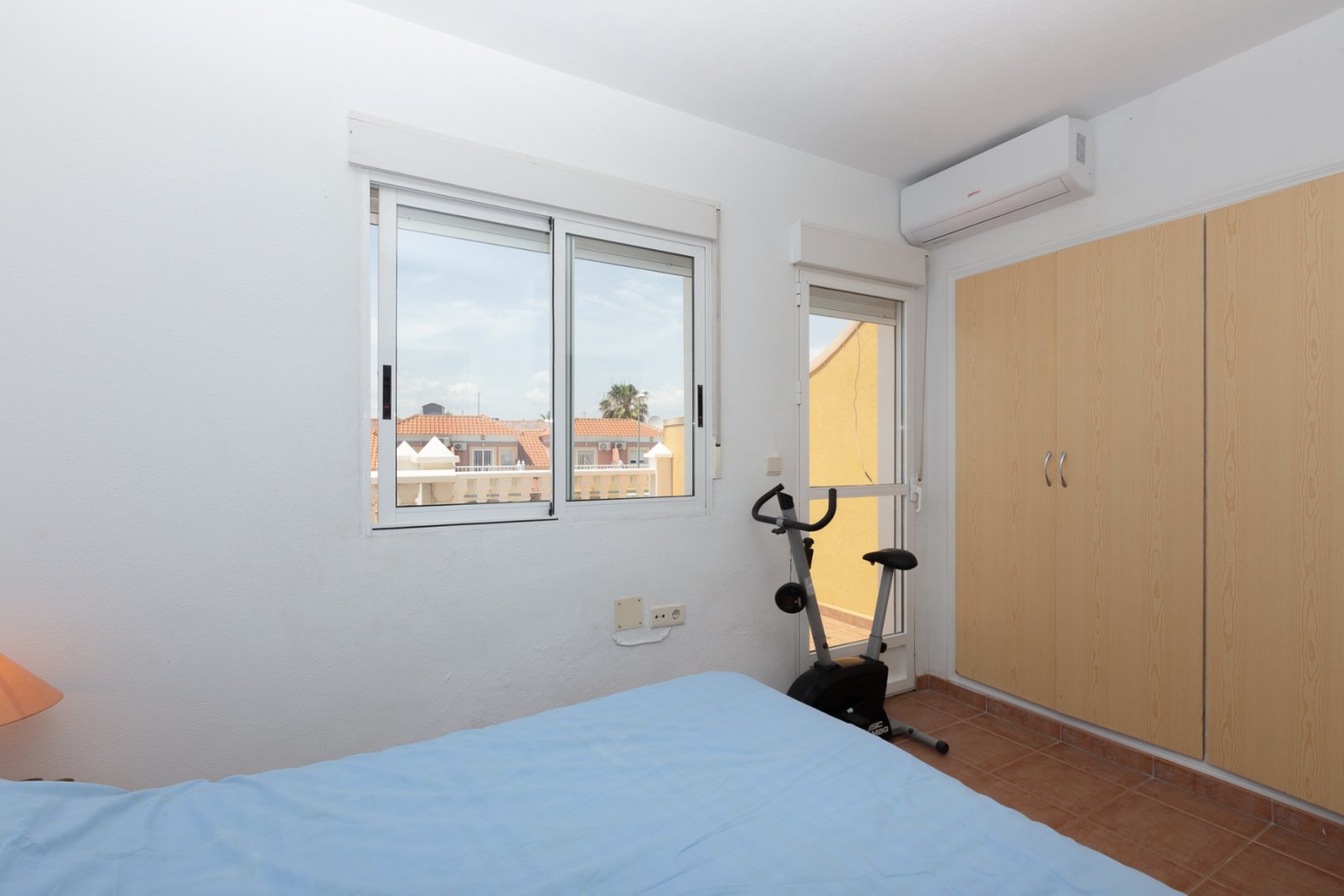  Hallo! Erlauben Sie mir, Ihnen dieses charmante Haus im Zentrum von La Zenia vorzustellen, das sowohl für Familien als auch für Vermietungen ideal is