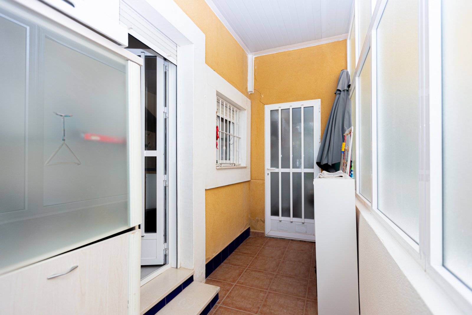  Hallo! Erlauben Sie mir, Ihnen dieses charmante Haus im Zentrum von La Zenia vorzustellen, das sowohl für Familien als auch für Vermietungen ideal is