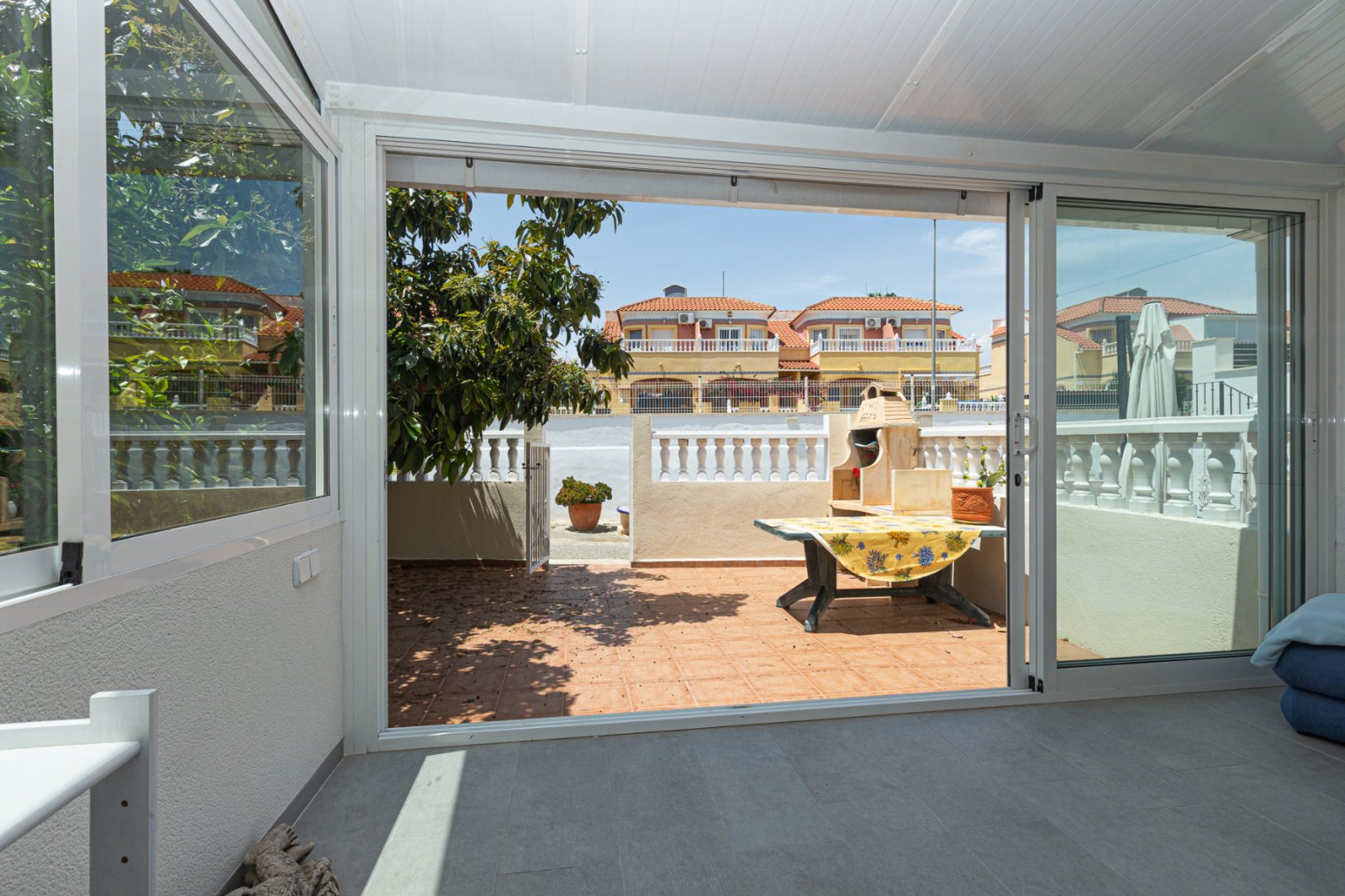  Hallo! Erlauben Sie mir, Ihnen dieses charmante Haus im Zentrum von La Zenia vorzustellen, das sowohl für Familien als auch für Vermietungen ideal is