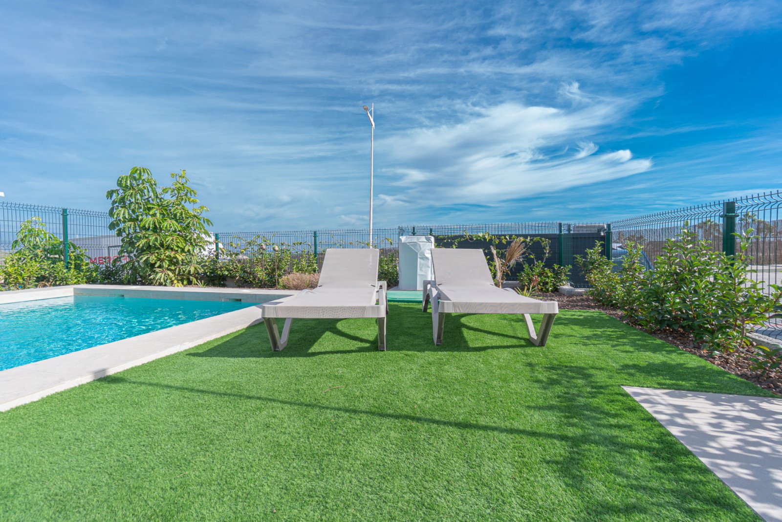 Wir freuen uns, Ihnen diese beeindruckende Luxusvilla mit Panoramablick vorstellen zu dürfen, dank ihrer erhöhten Lage direkt am 5-Sterne-Golfplatz L