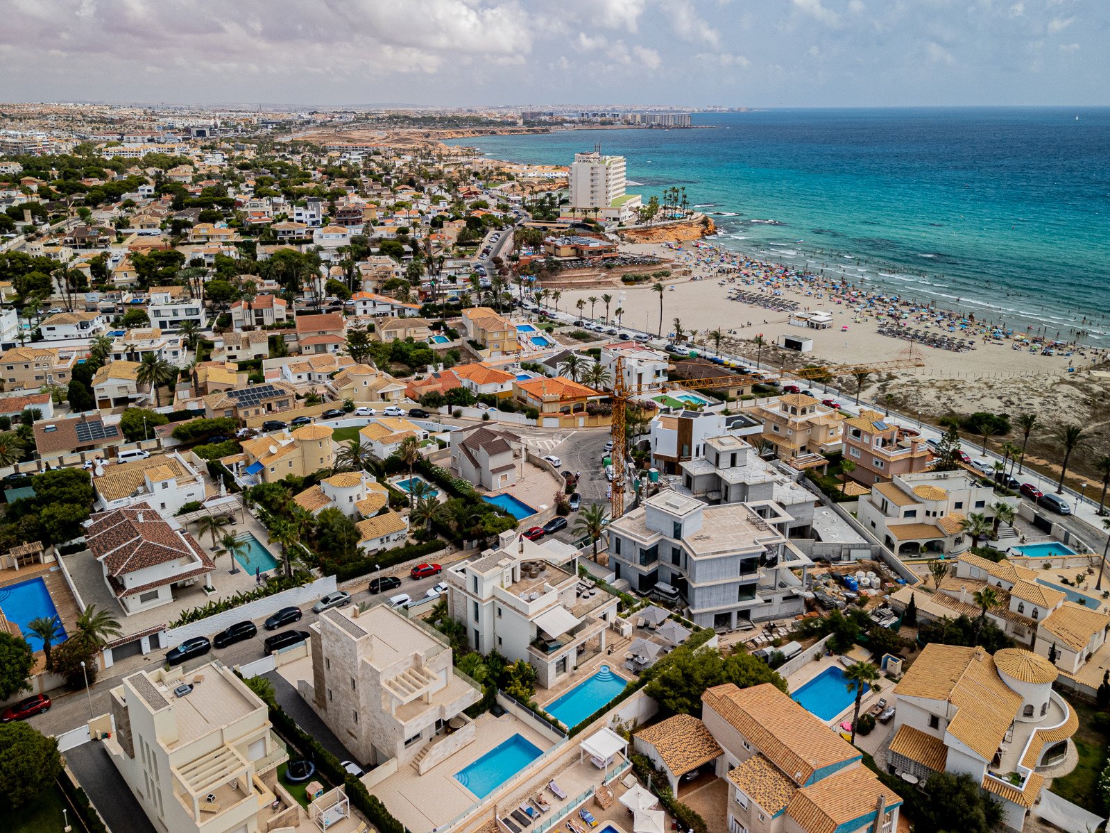  Diese moderne Strandvilla, erbaut im Jahr 2022, bietet exklusives Wohnen an der Küste – nur wenige Schritte vom Meer entfernt. Auf einem eingezäunten