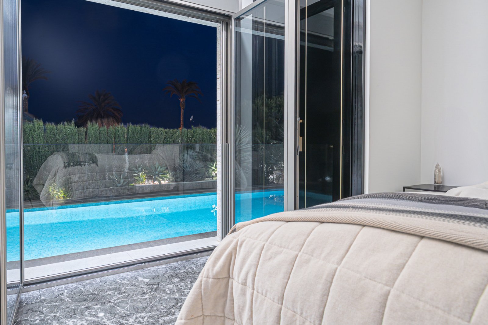  Diese moderne Strandvilla, erbaut im Jahr 2022, bietet exklusives Wohnen an der Küste – nur wenige Schritte vom Meer entfernt. Auf einem eingezäunten