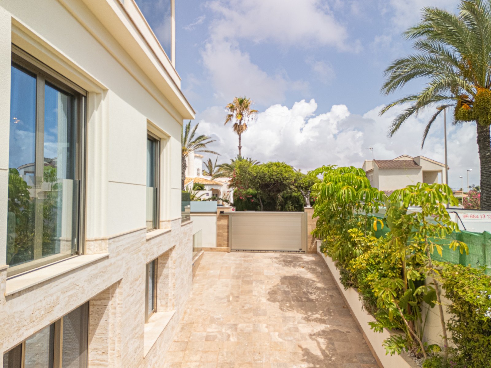  Diese moderne Strandvilla, erbaut im Jahr 2022, bietet exklusives Wohnen an der Küste – nur wenige Schritte vom Meer entfernt. Auf einem eingezäunten