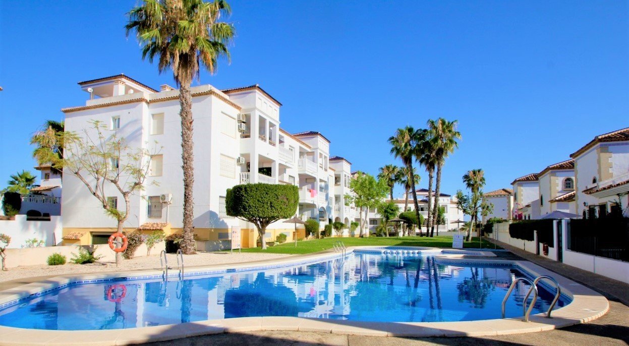   East facing apartment with lovely views over the communal green zone and pool. &amp;#13;&amp;#13;
The apartment distributes over an open p