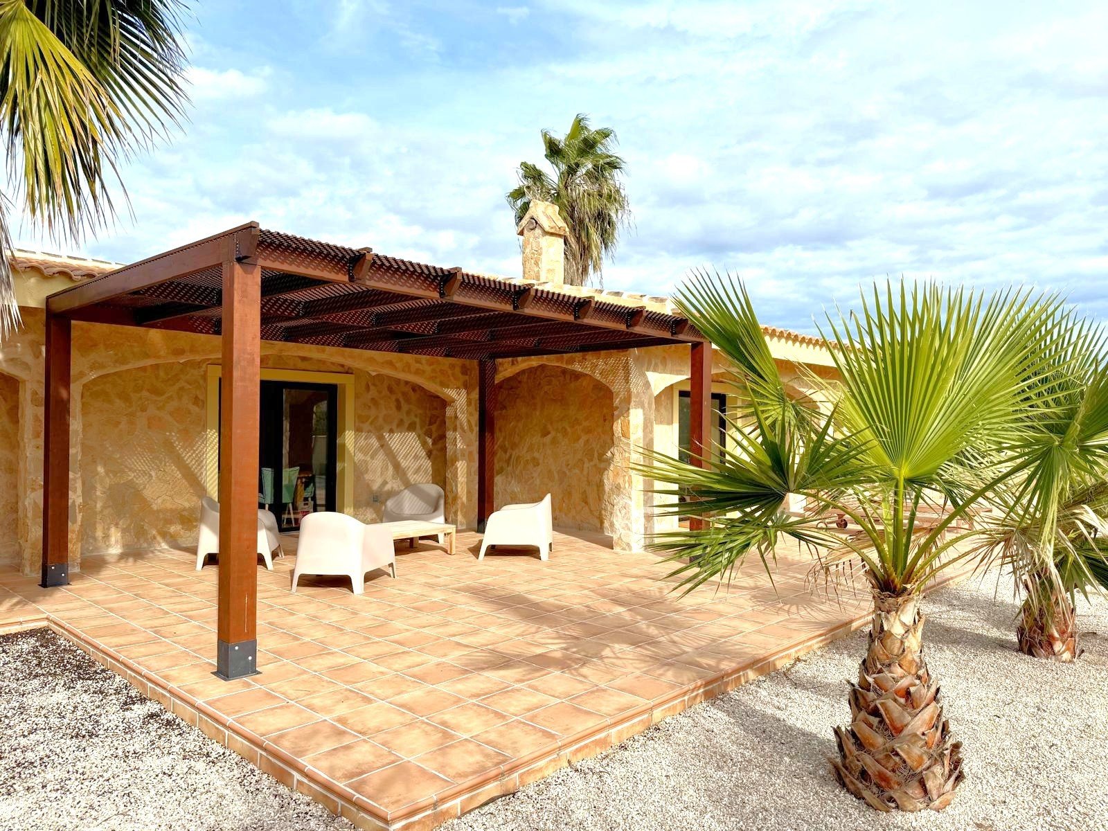   The property sits within a fenced-in land with a surface of 8.000 m2, predominantly flat with no views from neighbours;&amp;#13;&amp;#13;
