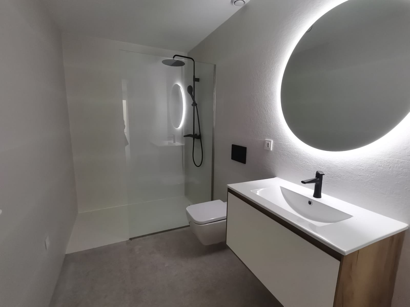 In der charmanten Stadt Torrevieja gelegen, bietet dieses exklusive Immobilienangebot zwei Erdgeschosswohnungen. Diese Wohnungen sind für diejenigen