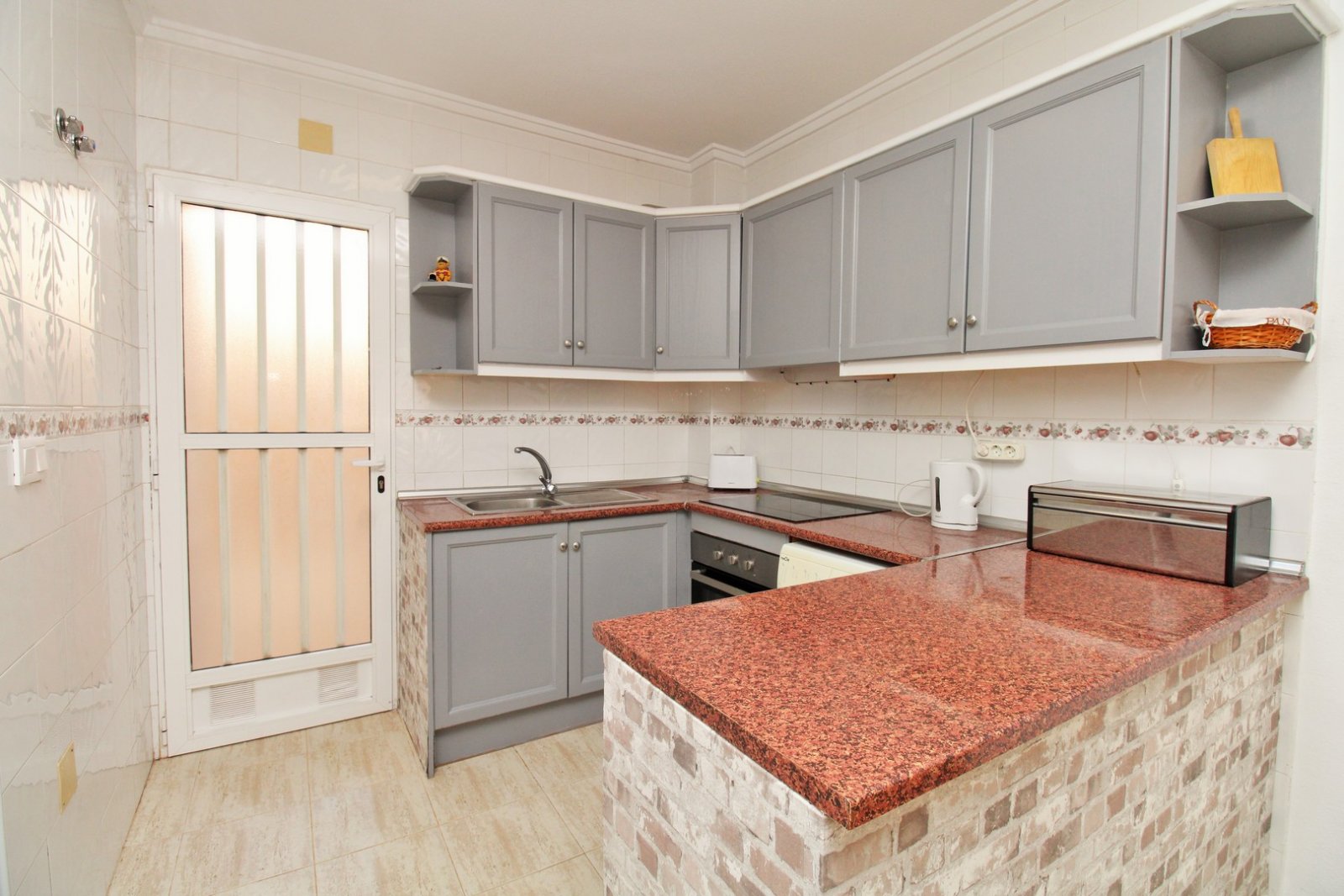 Diese gepflegte Erdgeschosswohnung mit 2 Schlafzimmern und Südausrichtung befindet sich in der beliebten Wohnanlage Florida Golf in Villamartin und b