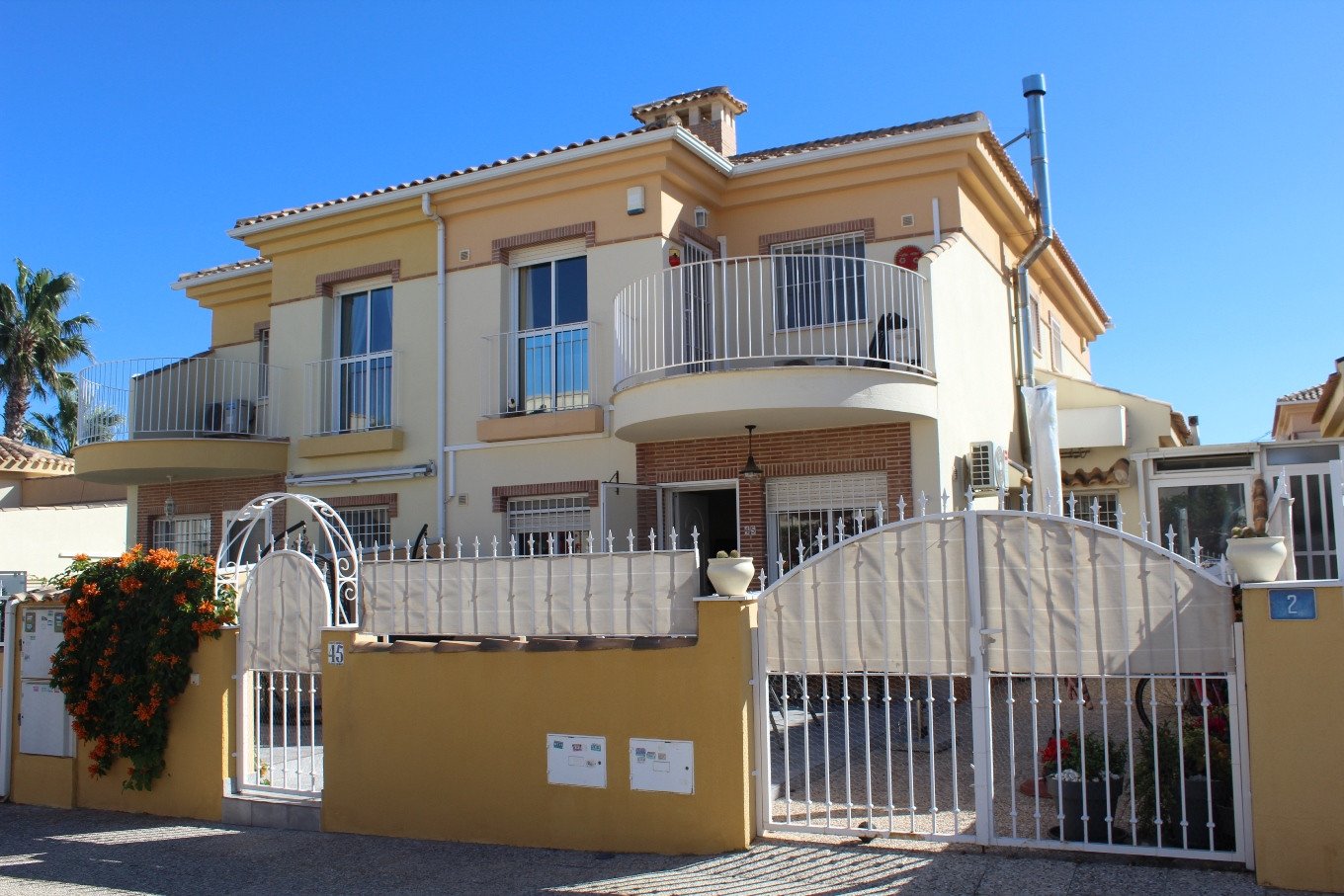  Dieses gepflegte Doppelhaus liegt in der begehrten Gegend der Costa Blanca Süd in Orihuela Costa und bietet eine hervorragende Gelegenheit, das medit