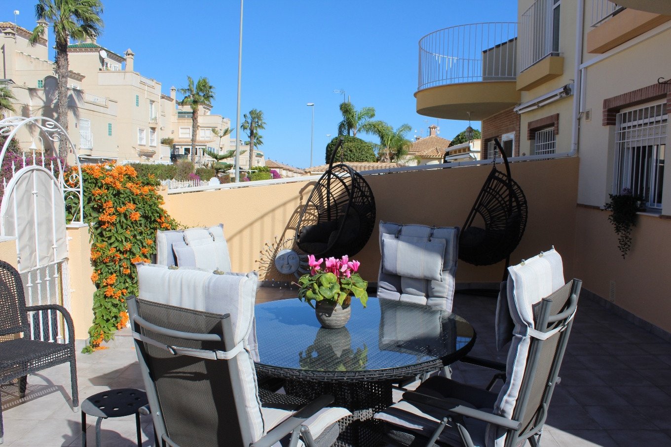  Dieses gepflegte Doppelhaus liegt in der begehrten Gegend der Costa Blanca Süd in Orihuela Costa und bietet eine hervorragende Gelegenheit, das medit