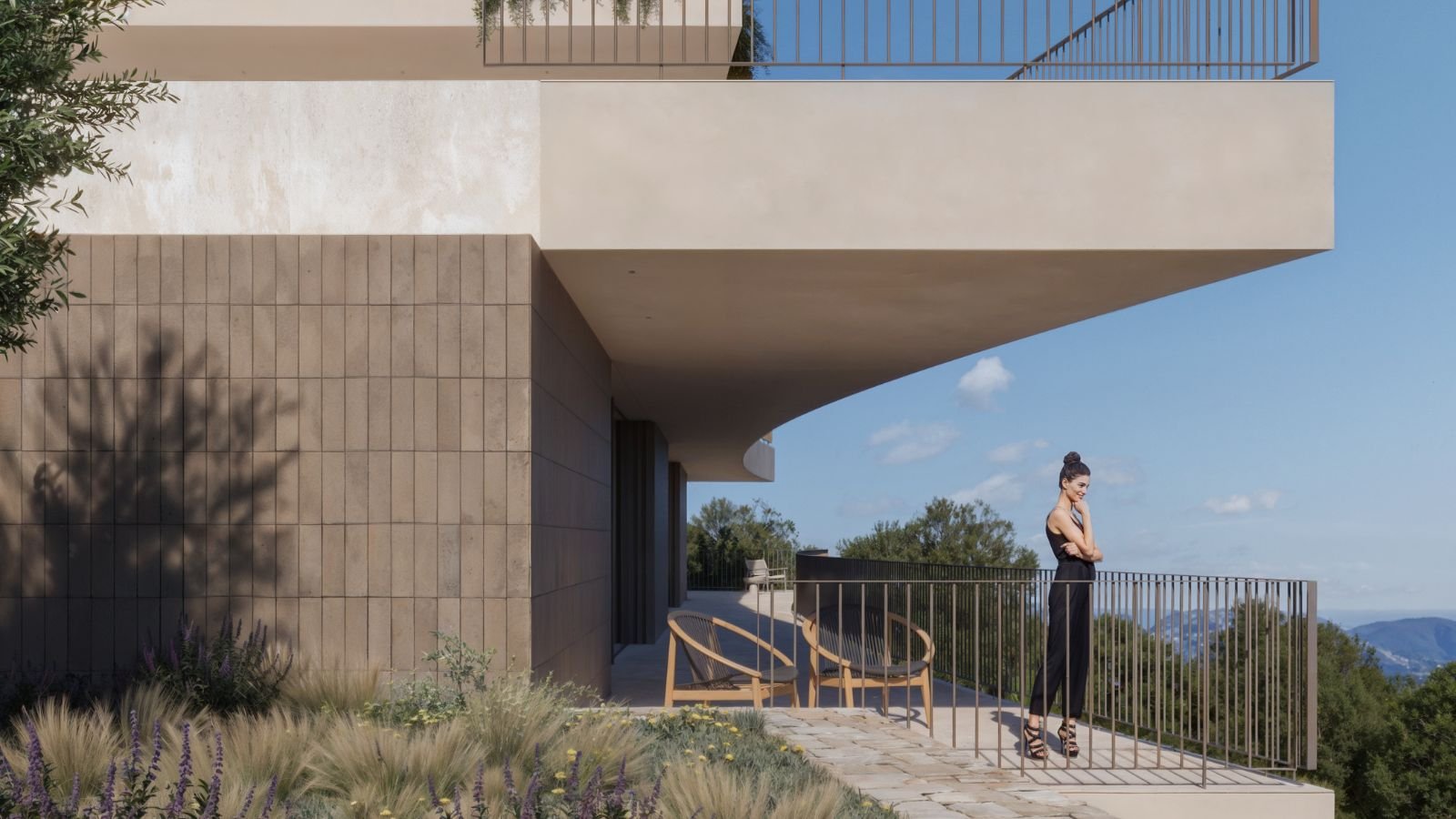 Diese exklusive Villa befindet sich in der charmanten Ortschaft Moraira und bietet eine privilegierte Umgebung mit Meerblick. Sie wurde für diejenige