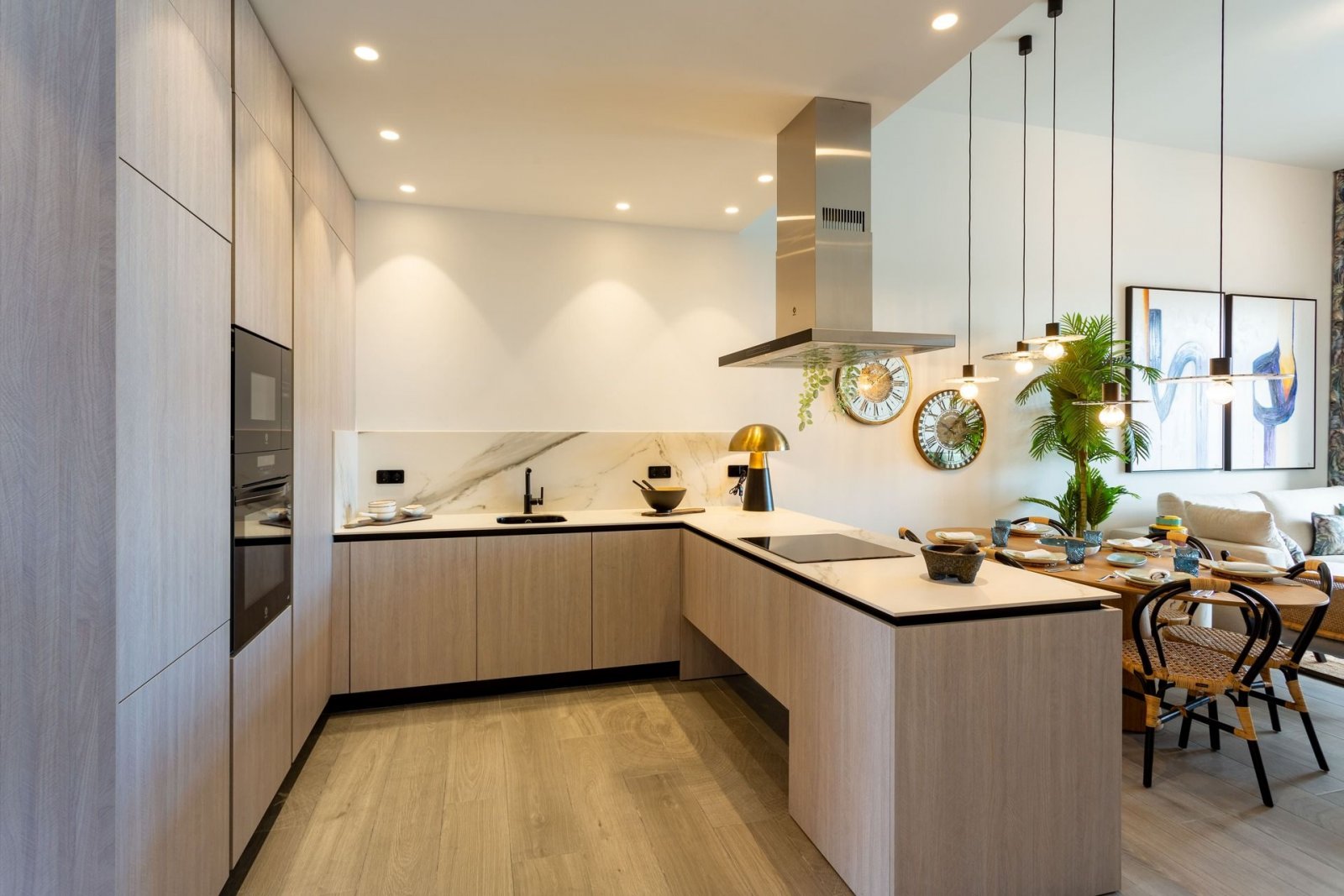  In der prestigeträchtigen Umgebung von La Finca Golf gelegen, bietet dieses Wohnensemble eine exklusive Auswahl von 10 Immobilien, darunter Apartment