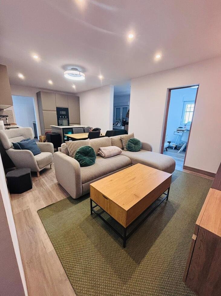   Located in the heart of the vibrant town of San Miguel de Salinas in the beautiful Alicante Province, this fully renovated four-bedroom townhouse of