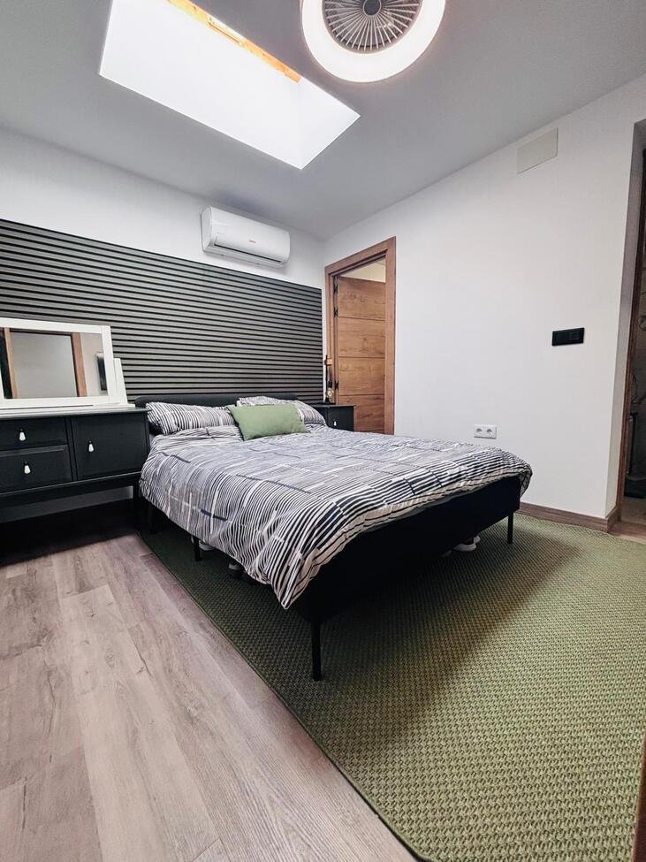   Located in the heart of the vibrant town of San Miguel de Salinas in the beautiful Alicante Province, this fully renovated four-bedroom townhouse of