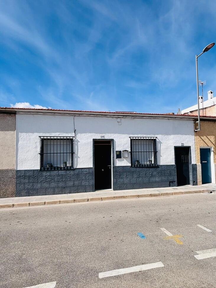   Located in the heart of the vibrant town of San Miguel de Salinas in the beautiful Alicante Province, this fully renovated four-bedroom townhouse of