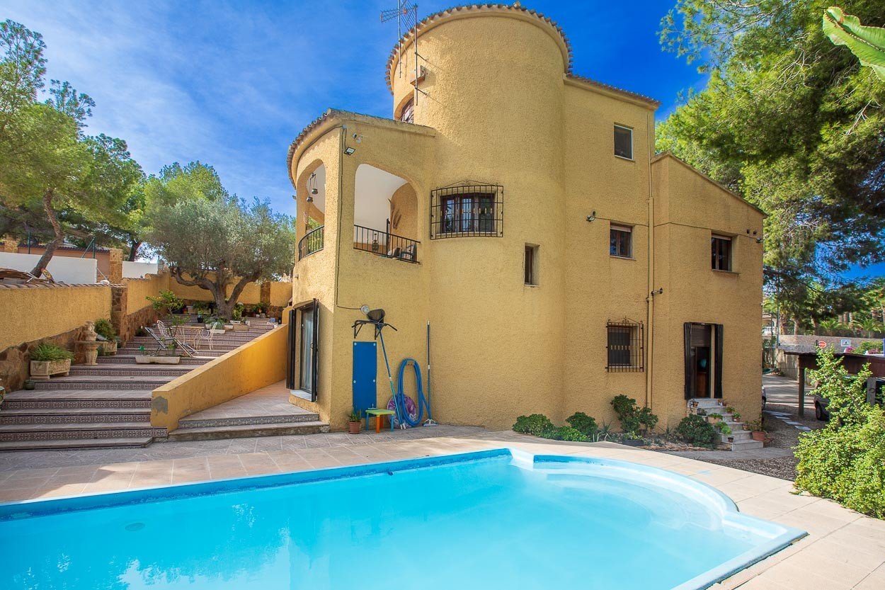   We are delighted to introduce you to a 6-bedroom classic Spanish villa located in the picturesque Las Filipinas neighbourhood of Villamartin. Built 