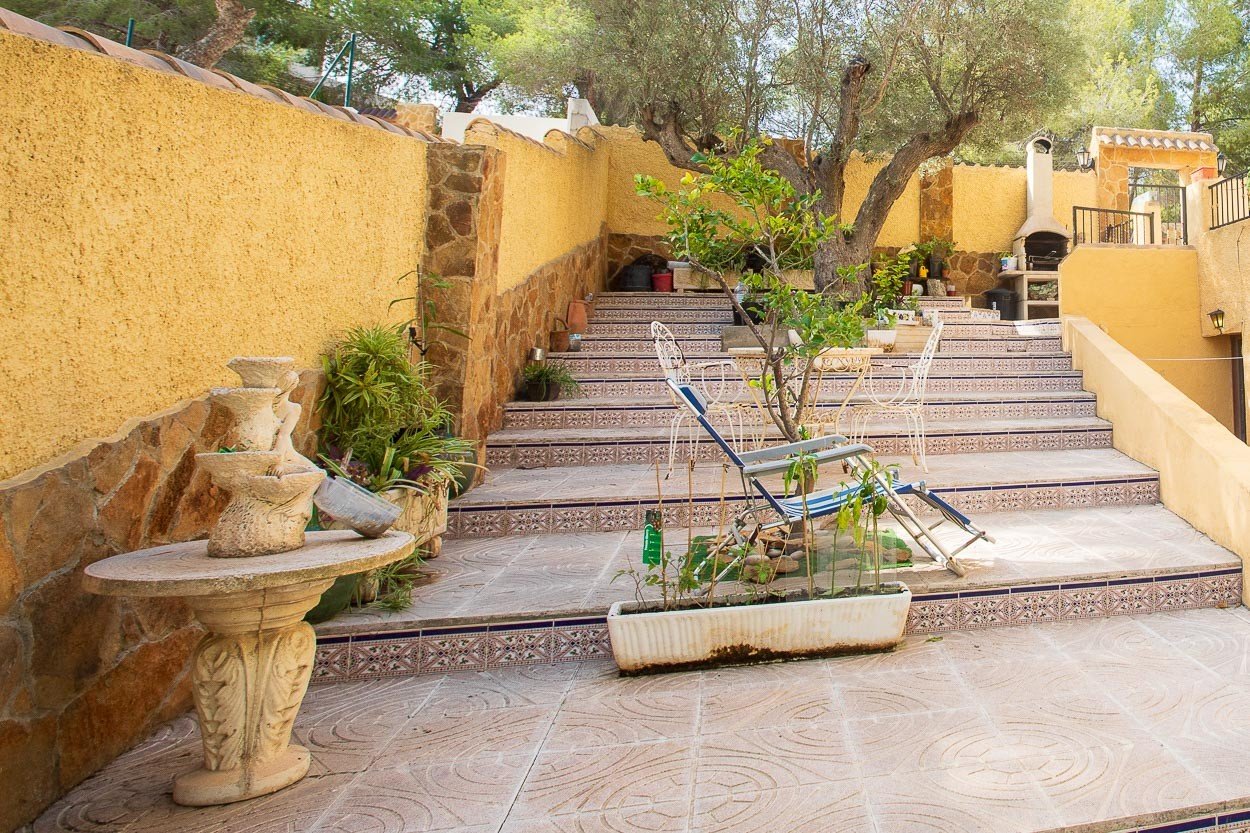   We are delighted to introduce you to a 6-bedroom classic Spanish villa located in the picturesque Las Filipinas neighbourhood of Villamartin. Built 