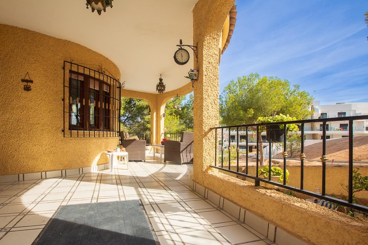   We are delighted to introduce you to a 6-bedroom classic Spanish villa located in the picturesque Las Filipinas neighbourhood of Villamartin. Built 