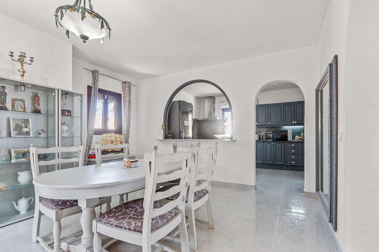   We are delighted to introduce you to a 6-bedroom classic Spanish villa located in the picturesque Las Filipinas neighbourhood of Villamartin. Built 