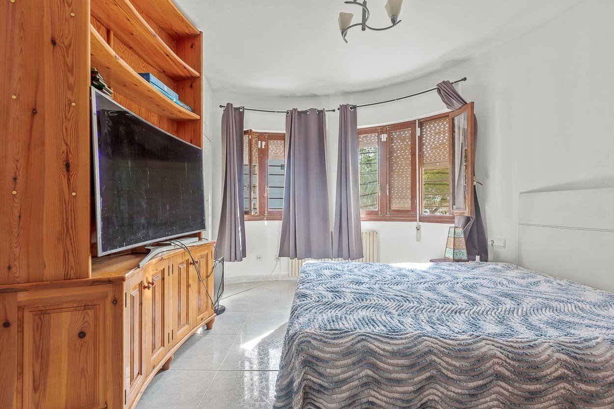   We are delighted to introduce you to a 6-bedroom classic Spanish villa located in the picturesque Las Filipinas neighbourhood of Villamartin. Built 