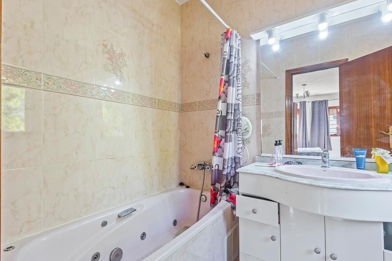   We are delighted to introduce you to a 6-bedroom classic Spanish villa located in the picturesque Las Filipinas neighbourhood of Villamartin. Built 