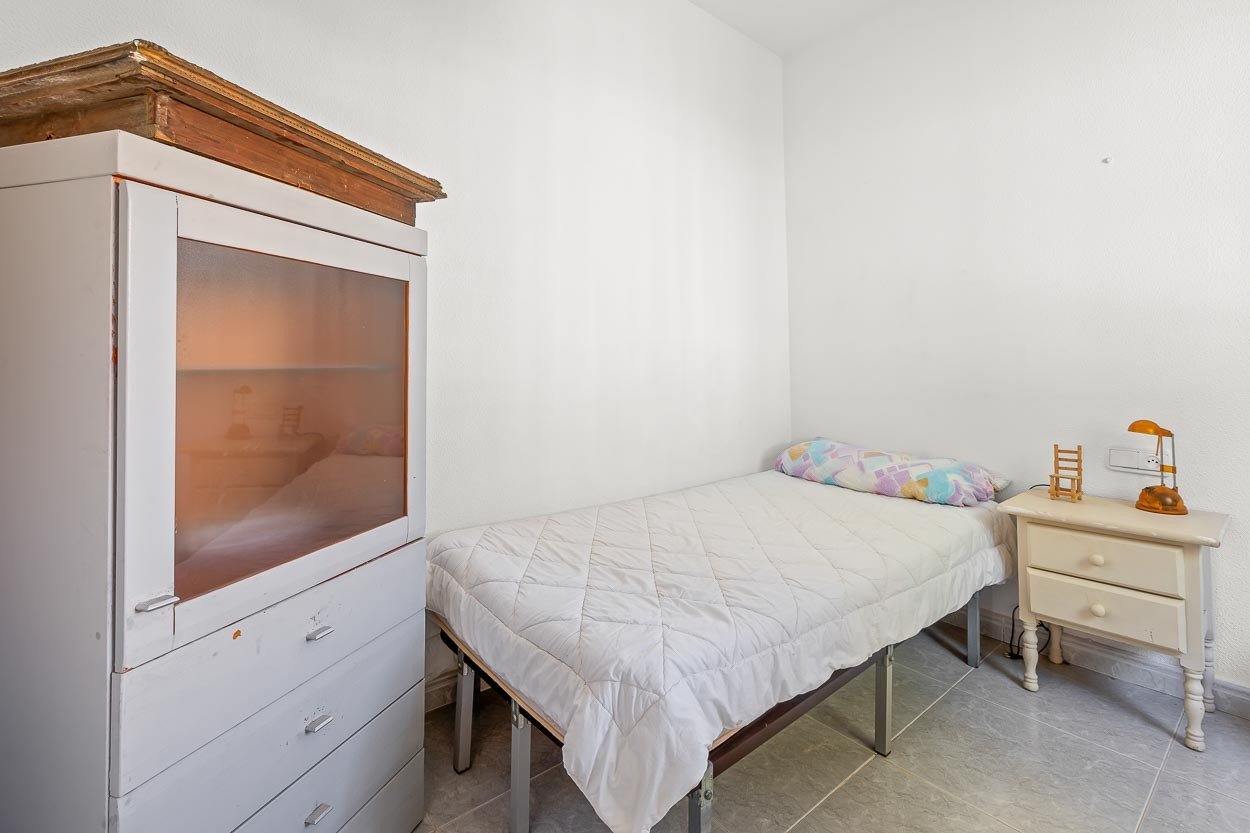   We are delighted to introduce you to a 6-bedroom classic Spanish villa located in the picturesque Las Filipinas neighbourhood of Villamartin. Built 