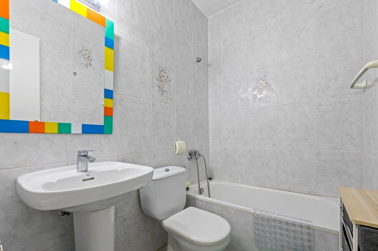   We are delighted to introduce you to a 6-bedroom classic Spanish villa located in the picturesque Las Filipinas neighbourhood of Villamartin. Built 