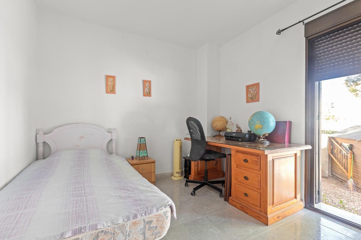   We are delighted to introduce you to a 6-bedroom classic Spanish villa located in the picturesque Las Filipinas neighbourhood of Villamartin. Built 