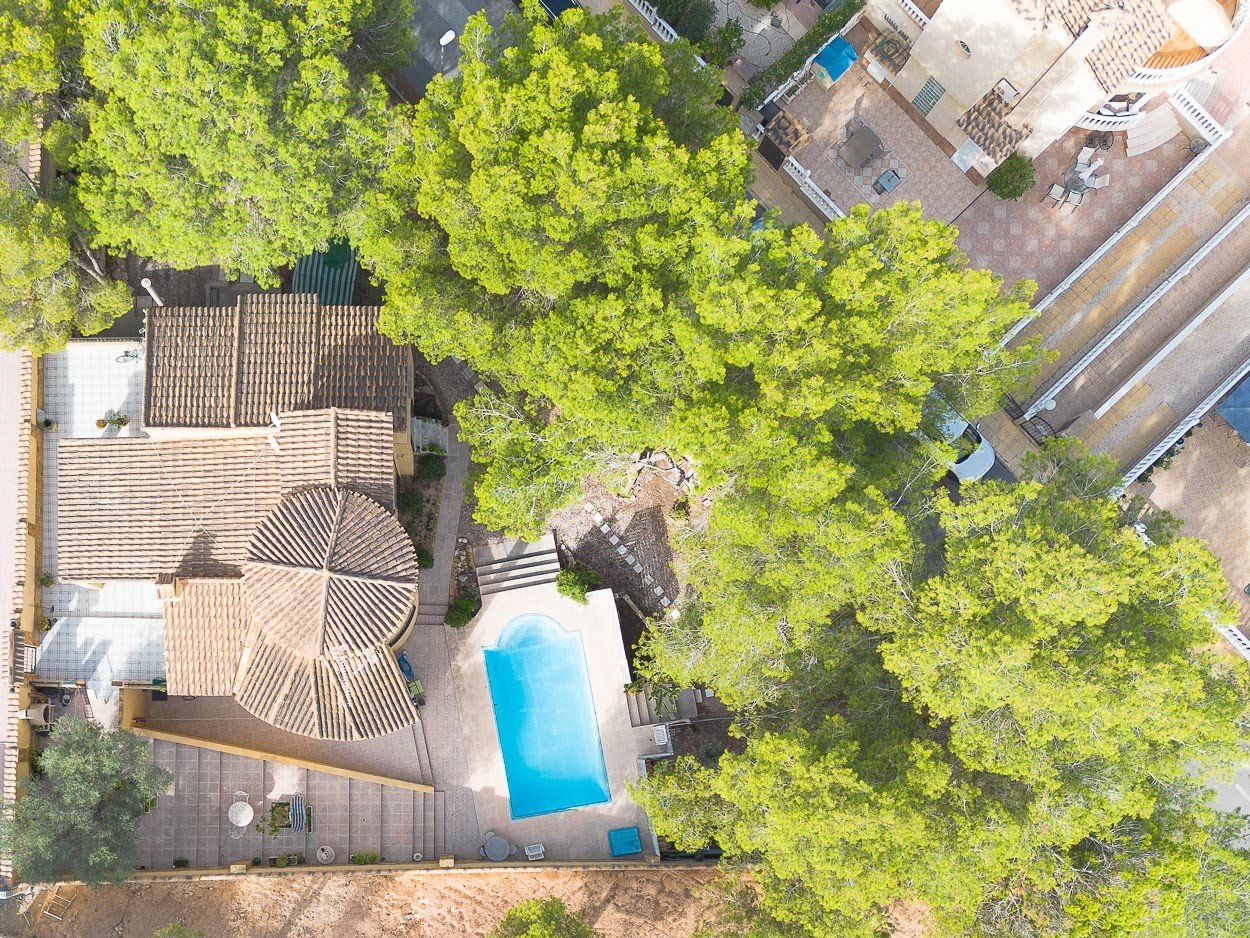  We are delighted to introduce you to a 6-bedroom classic Spanish villa located in the picturesque Las Filipinas neighbourhood of Villamartin. Built 