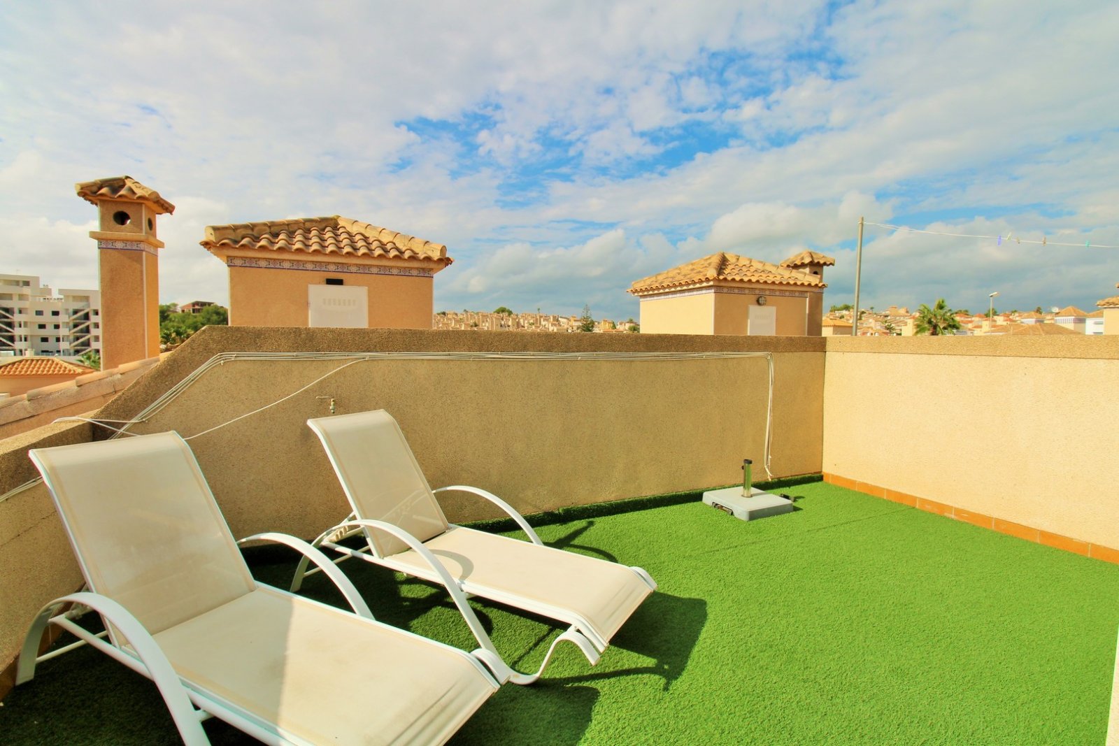  Diese wunderschöne Zodiaco-Quad-Villa befindet sich in der begehrten Wohnanlage Zodiaco V in Villamartin und wurde vollständig und hochwertig renovie