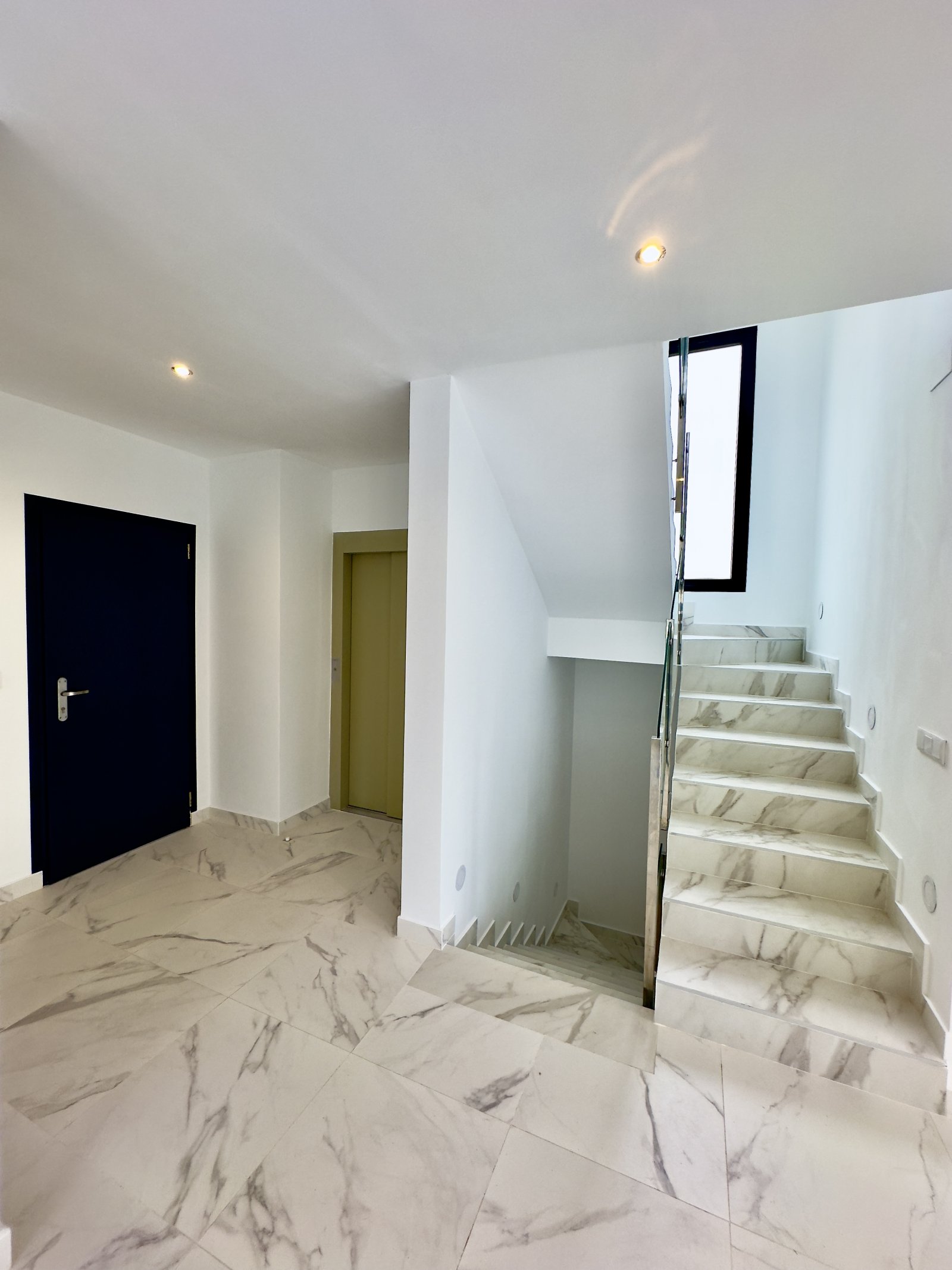  In der renommierten Ciudad Quesada gelegen, bietet dieses exklusive unabhängige Wohnhaus ein unvergleichliches Lebensumfeld. Entworfen für diejenigen