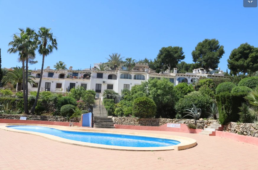   A delightful duplex townhouse only 1.8 km from Moraira centre. set on a small and incredibly pretty complex of 13 houses with a communal pool and be