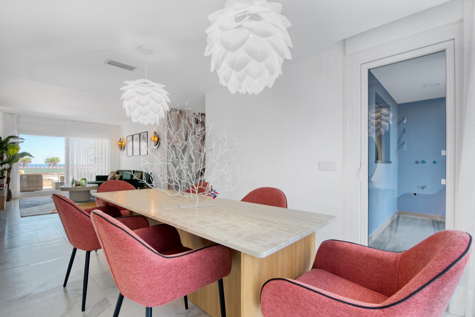   Experience luxury living with exclusive views of the sea and beach in Punta Prima, Torrevieja. This development offers 2- and 3-bedroom apartments, 