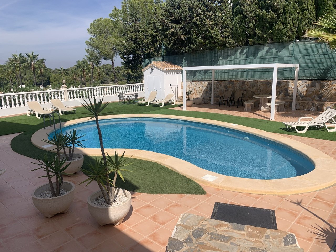   Price reduced to 849,900 Amazing Independent Villa with Golf Course Views in Villamartin**Discover this stunning 4-bedroom, Spanish-style villa, nes