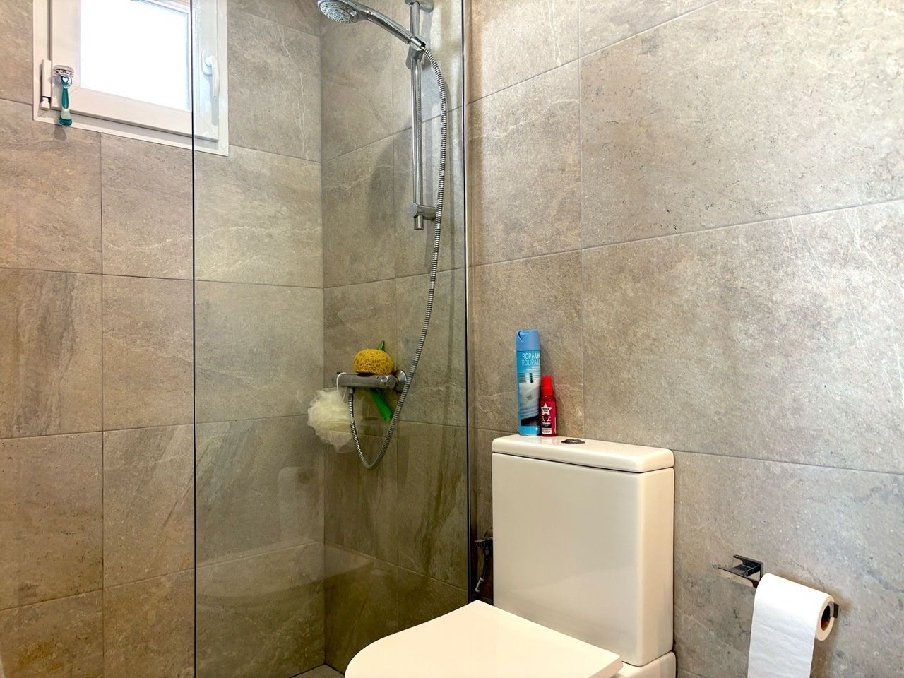 Luxury Detached Villa located in Villamartin.Discover the perfect blend of luxury and comfort in this stunning detached villa located in a well-esta