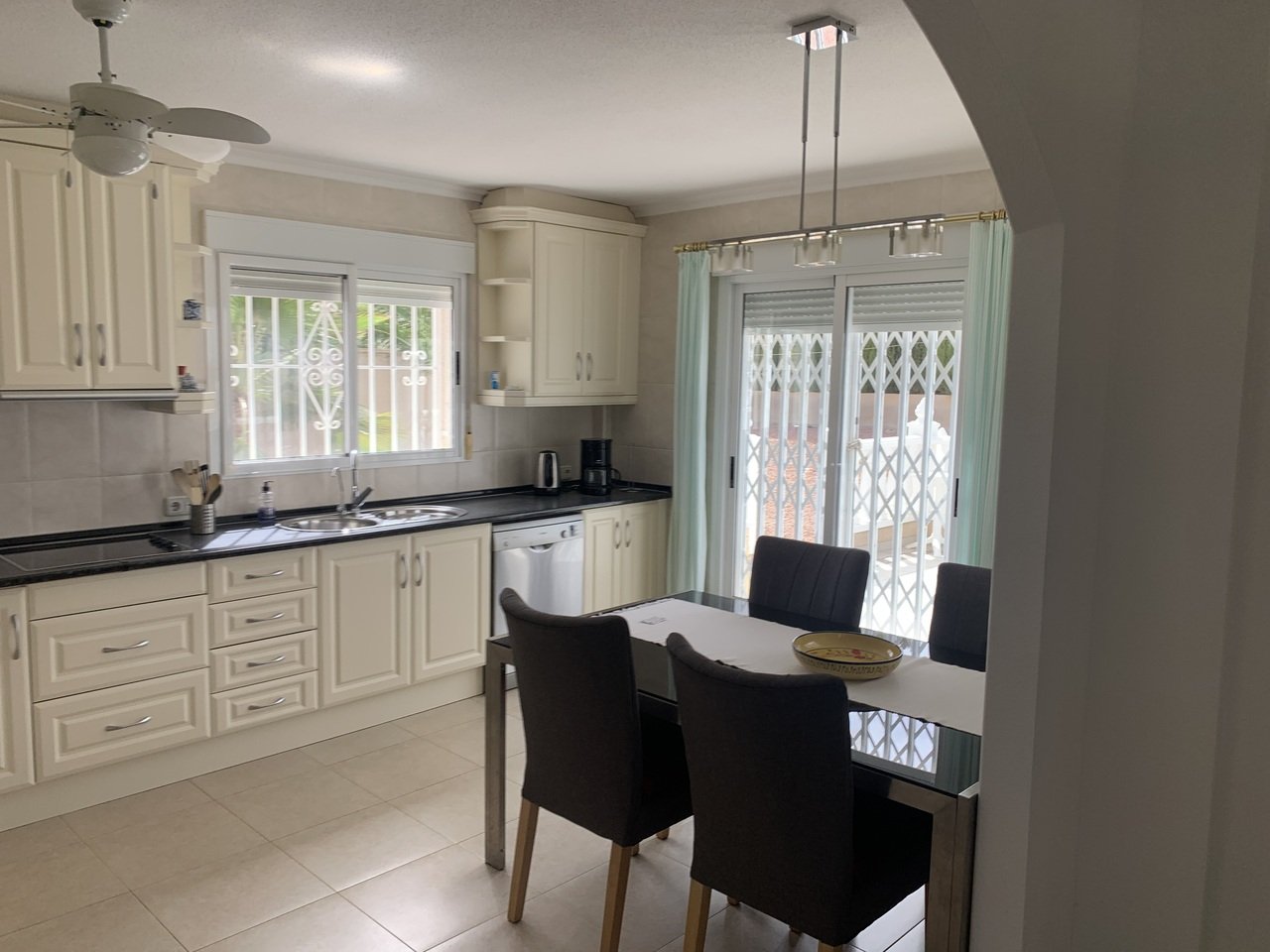  In der exklusiven Wohnanlage Lomas de La Juliana in Algorfa gelegen, bietet diese beeindruckende freistehende Villa 216 m² wunderschön gestaltete Woh