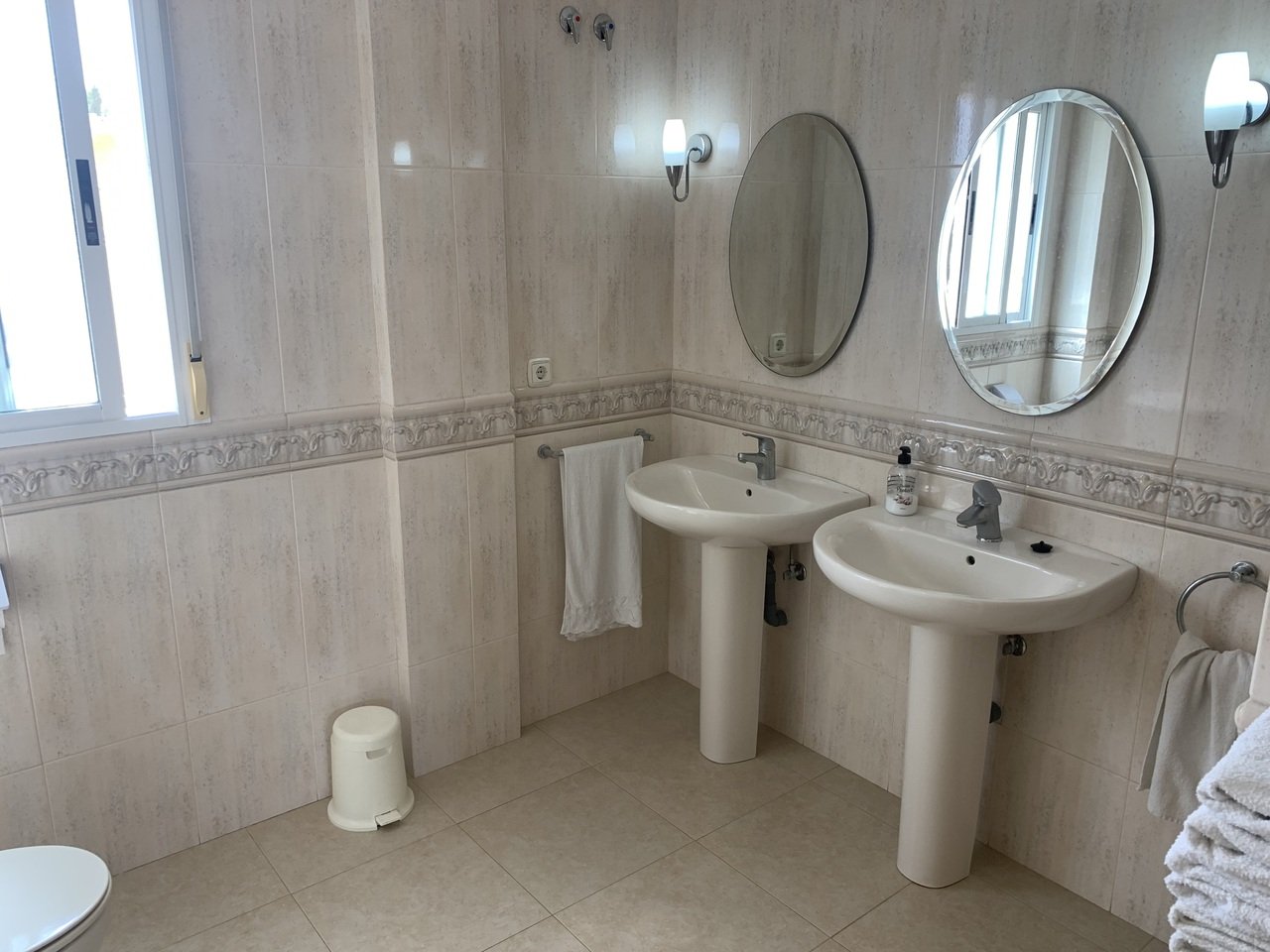  In der exklusiven Wohnanlage Lomas de La Juliana in Algorfa gelegen, bietet diese beeindruckende freistehende Villa 216 m² wunderschön gestaltete Woh