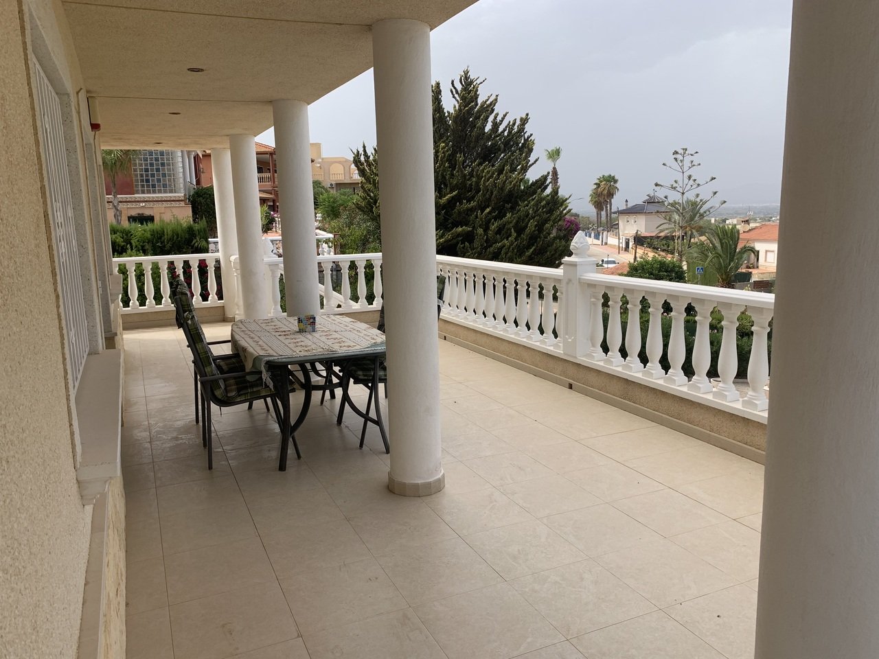  In der exklusiven Wohnanlage Lomas de La Juliana in Algorfa gelegen, bietet diese beeindruckende freistehende Villa 216 m² wunderschön gestaltete Woh